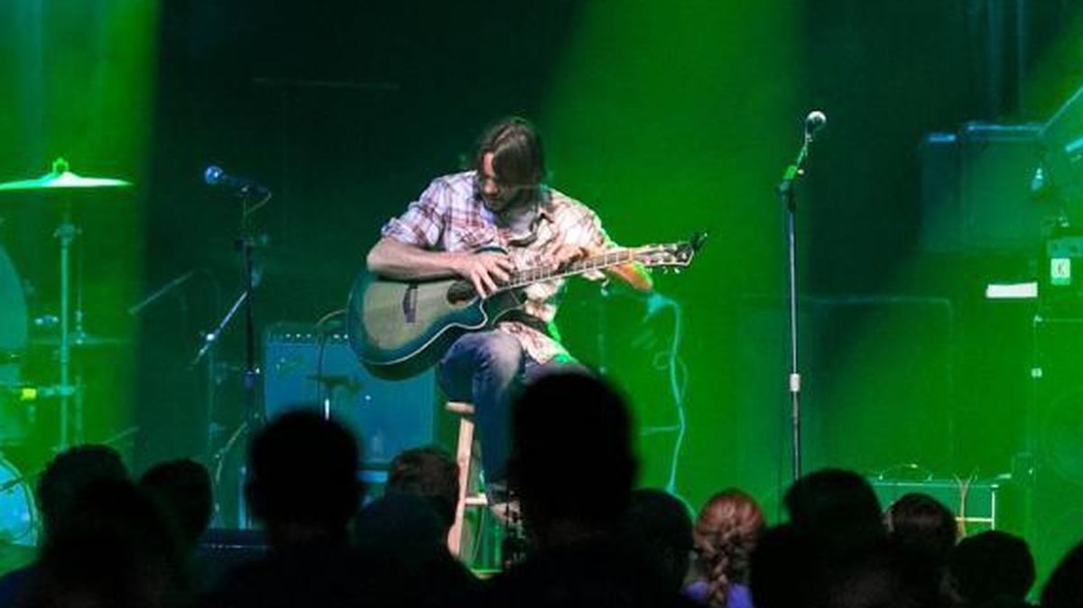 Fingerstylist Maxwell Hughes will perform at the Riverside Hotel’s Sapphire Room this weekend, but the show is sold out.