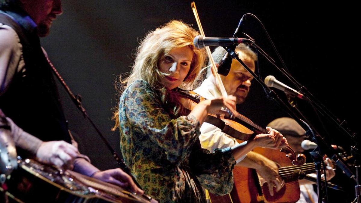 Alison Krauss, here in New York, brings her pop-inflected bluegrass sensibility to “Windy City,” a new album of lushly orchestrated country covers.