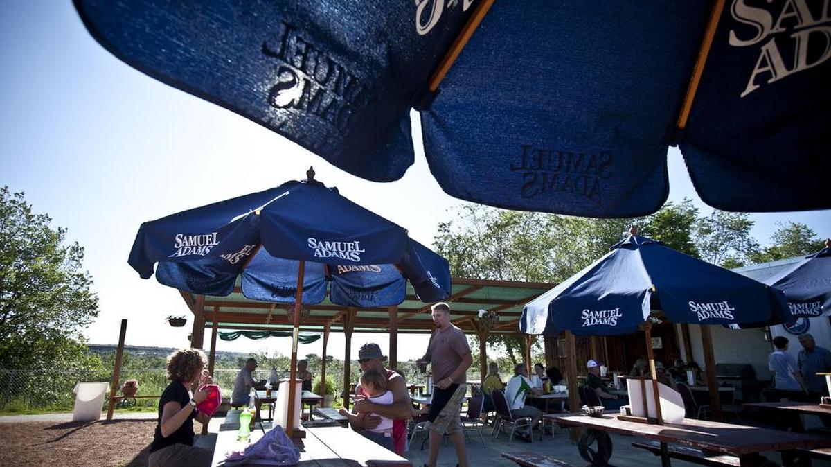 Ben’s Crow Inn in East Boise, well known for its steamed clams, finger steaks and cold beer, will close after 45 years on Sunday, Oct. 9.