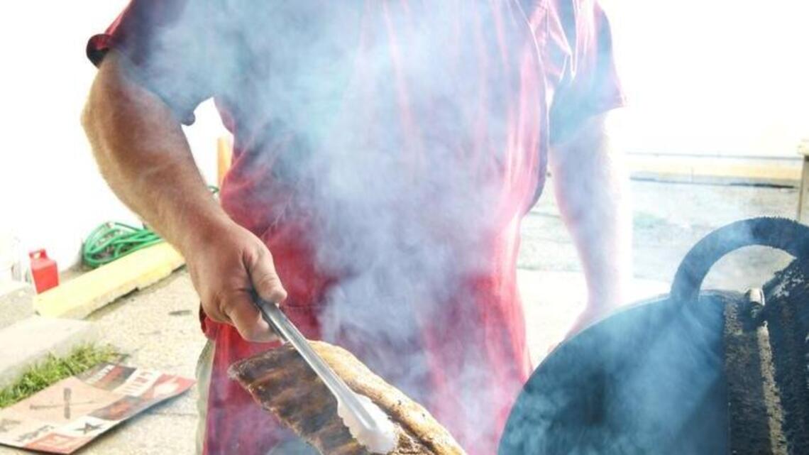 Daytime BBQ: Two pitmasters ply their craft at lunchtime