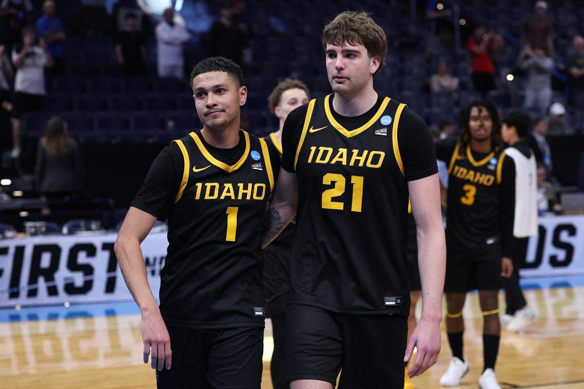 Trevon Blassingame, left, and Seth Joba of the Idaho men’s basketball team react after losing 78-47 to Houston in the first round of the NCAA Tournament on Thursday in Oklahoma City.