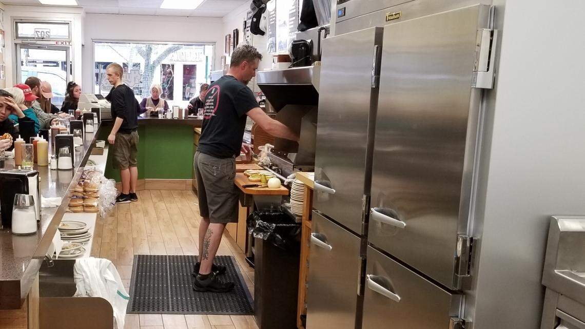 If you go to Hudson’s Hamburgers during tourist season, you can expect the place to be packed.