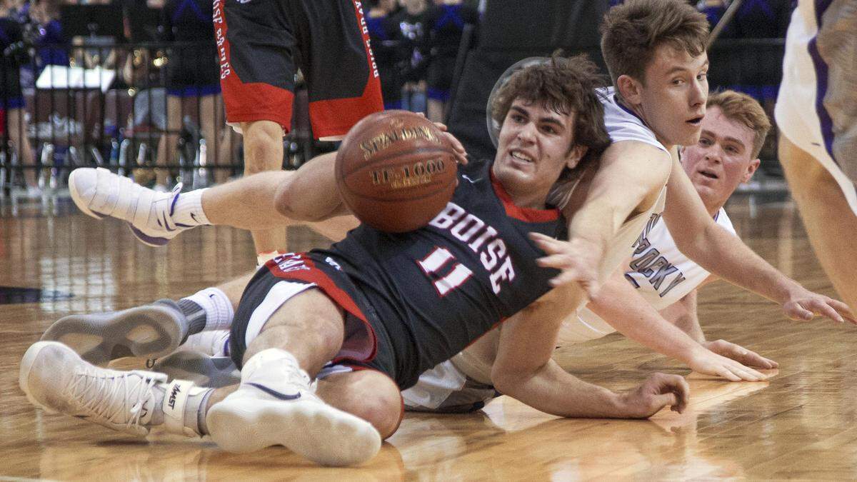 Boise guard Emmett Plummer gets control of the ball and calls a time out after a scramble during the first round of last year’s 5A state tournament.