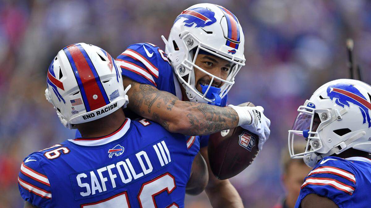 Buffalo Bills wide receiver Khalil Shakir, center, celebrates a touchdown with guard Rodger Saffold during the first half of their win over the Pittsburgh Steelers on Sunday in Orchard Park, N.Y.