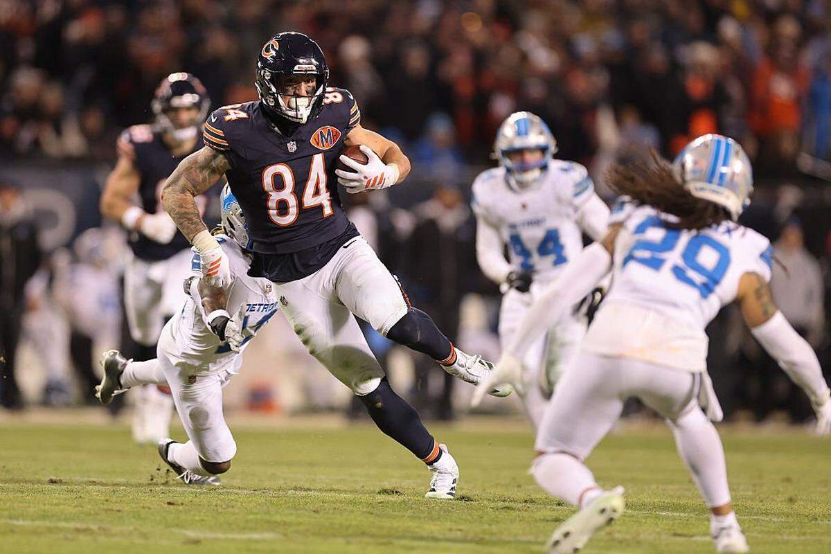 Chicago’s Colston Loveland runs for extra yards after a catch against the Detroit Lions on Jan. 4 at Soldier Field in Chicago.