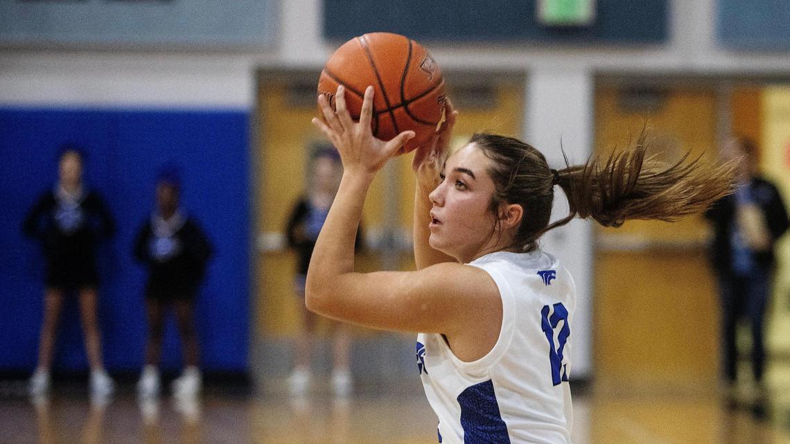 Timberline’s Ashlyn Graklanoff catches a pass against Owyhee in 2023.