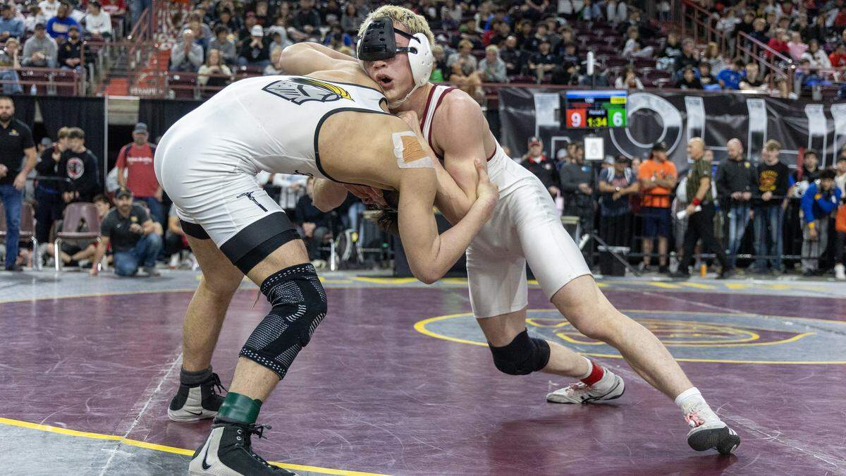 Canyon Ridge’s Sean Hall, right, rallied to beat Bishop Kelly’s Tensei Thompson for the boys 150-pound title at the Rollie Lane Invitational.  