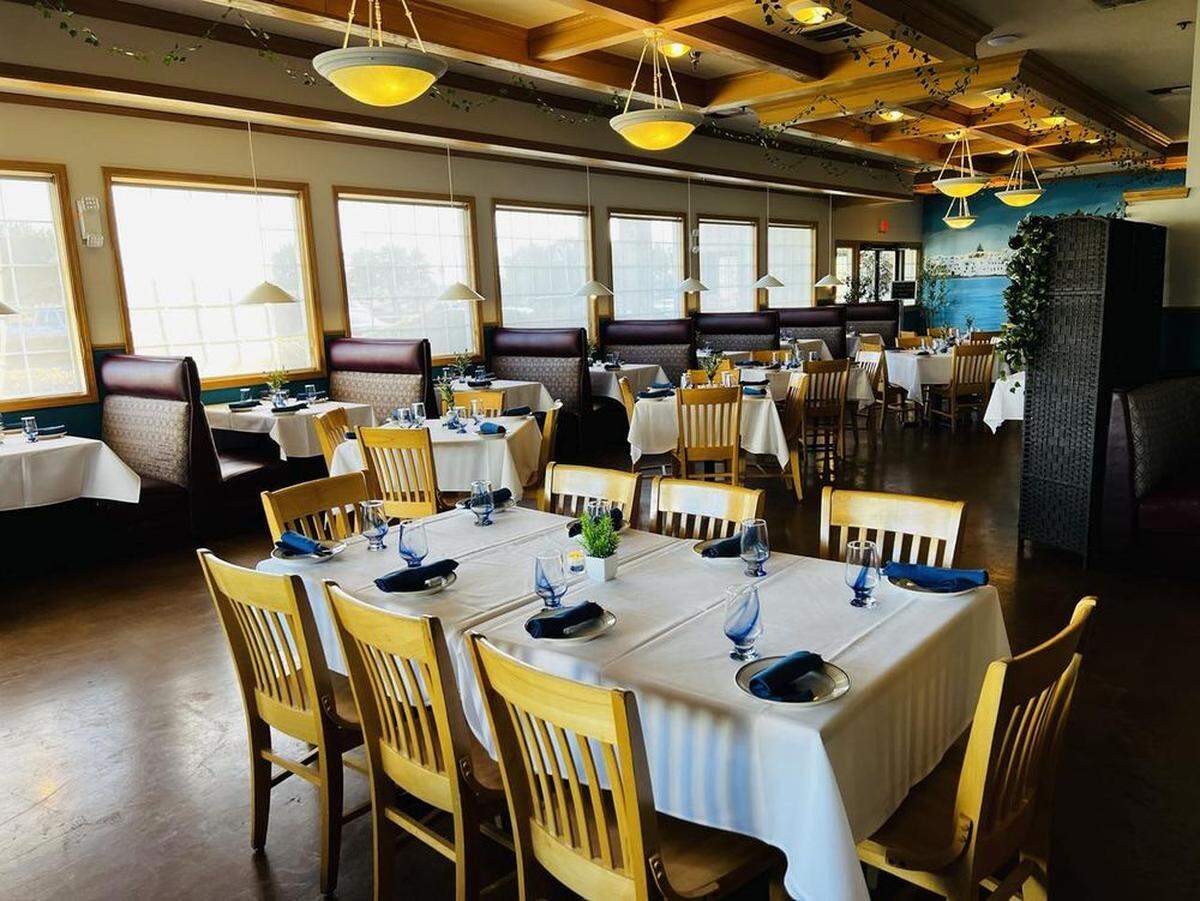 Yanni’s offered Greek dining in an inviting interior.