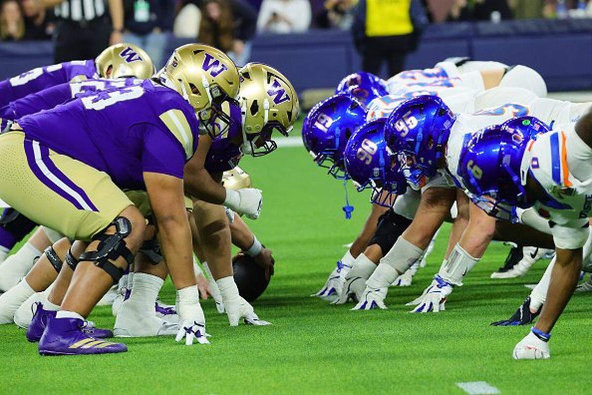 INGLEWOOD, CALIFORNIA - DECEMBER 13: Long snapper Ryan Kean #33 of the Washington Huskies prepares to snap the football during the first half of the LA Bowl Game against the Boise State Broncos at Sofi Stadium on December 13, 2025 in Inglewood, California. (Photo by Kevin Terrell/Getty Images)