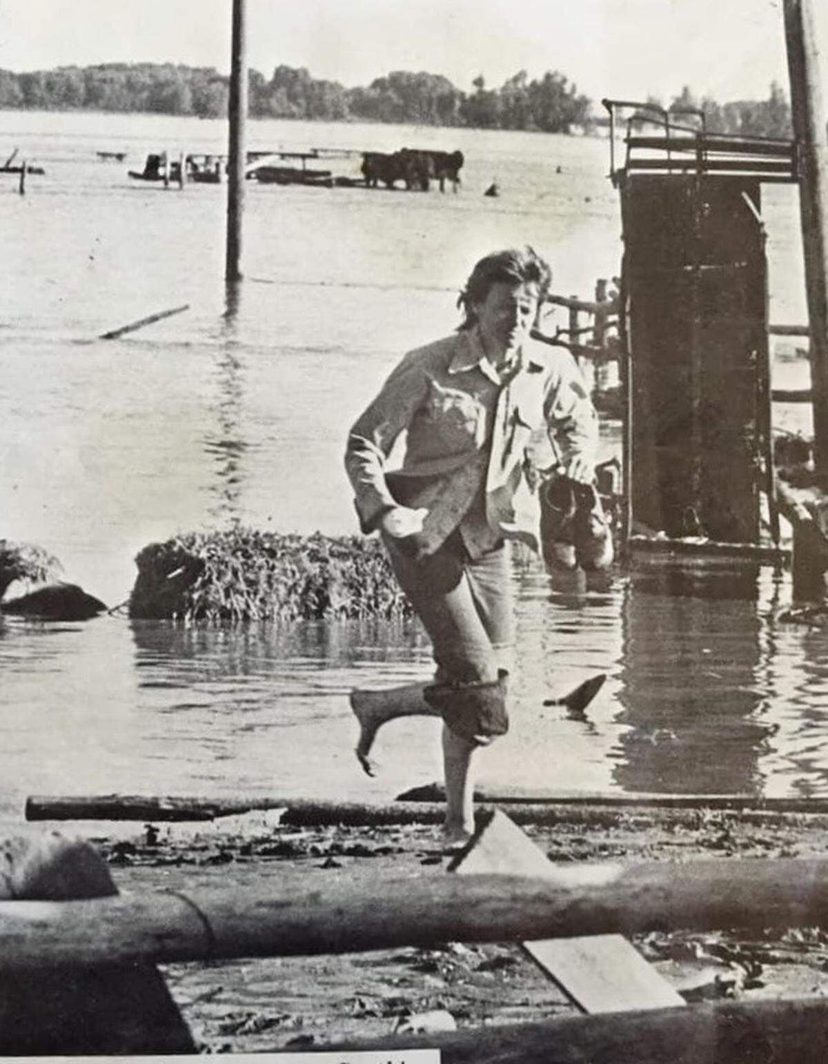 Anita Knapp’s mother, Carolyn Thompson, runs from their flooded farmhouse to an awaiting helicopter after the Teton Dam had collapsed on June 5, 1976.