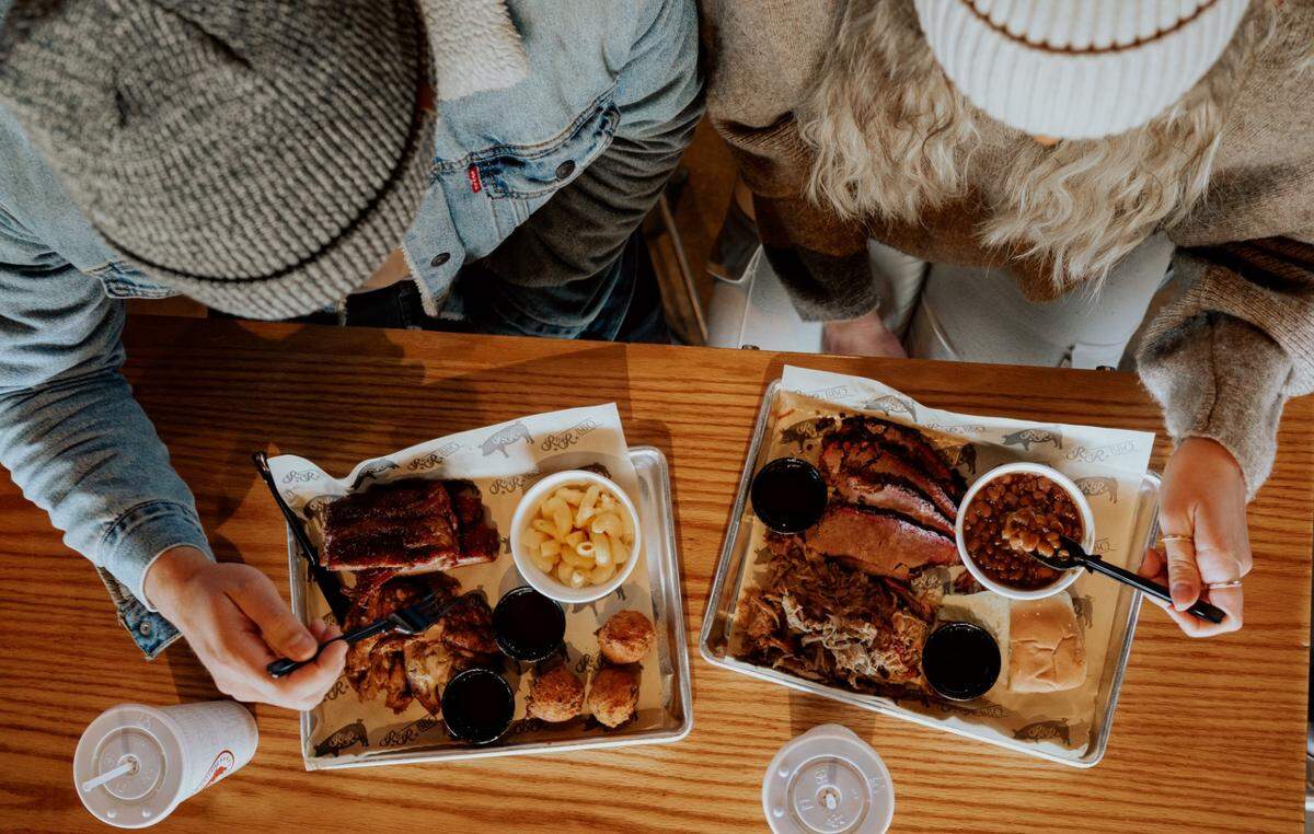 Combination meat plates, which are served on trays, are a popular choice.
