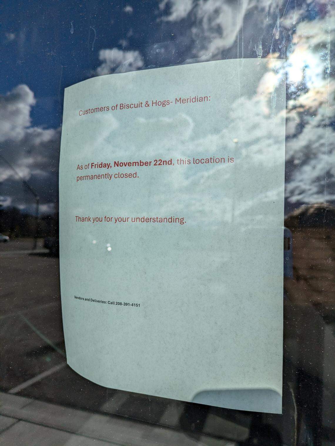 A sign on the door of Biscuit & Hogs’ Linder Road location announces its permanent closure.