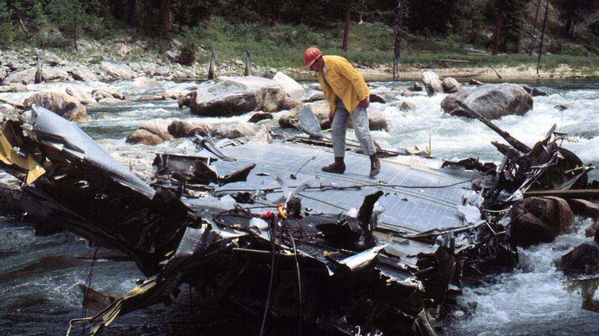 An unidentified employee rigs the right wing of the wreckage of Flight 148Z for vertical lift by a Vertol helicopter.