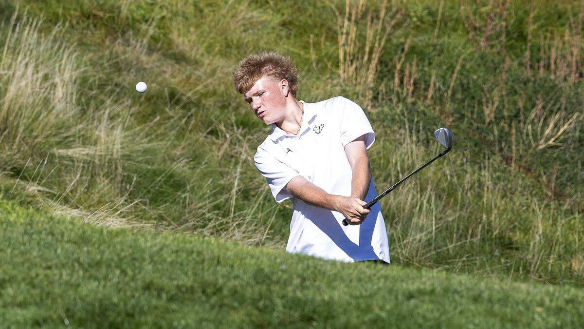 Mountain View's Mason McGee chips the ball during the 6A golf state tournament at RedHawk Golf Course in Nampa, Friday, Oct. 10, 2025.