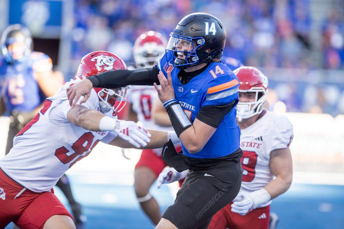 El liniero defensivo de Fresno State Michael Jordan, Jr. presiona el pase del mariscal de Boise State Max Cutforth durante el cuarto cuarto. Fresno State derrotó a Boise State 30-7 en el partido en Albertsons Stadium. 1 de noviembre de 2025.
