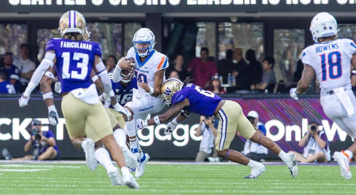 Boise State quarterback Taylen Green keeps the ball for an 11-yard gain on a third-quarter touchdown drive Saturday. Green struggled throwing the ball, completing just 19-of-39 passes.