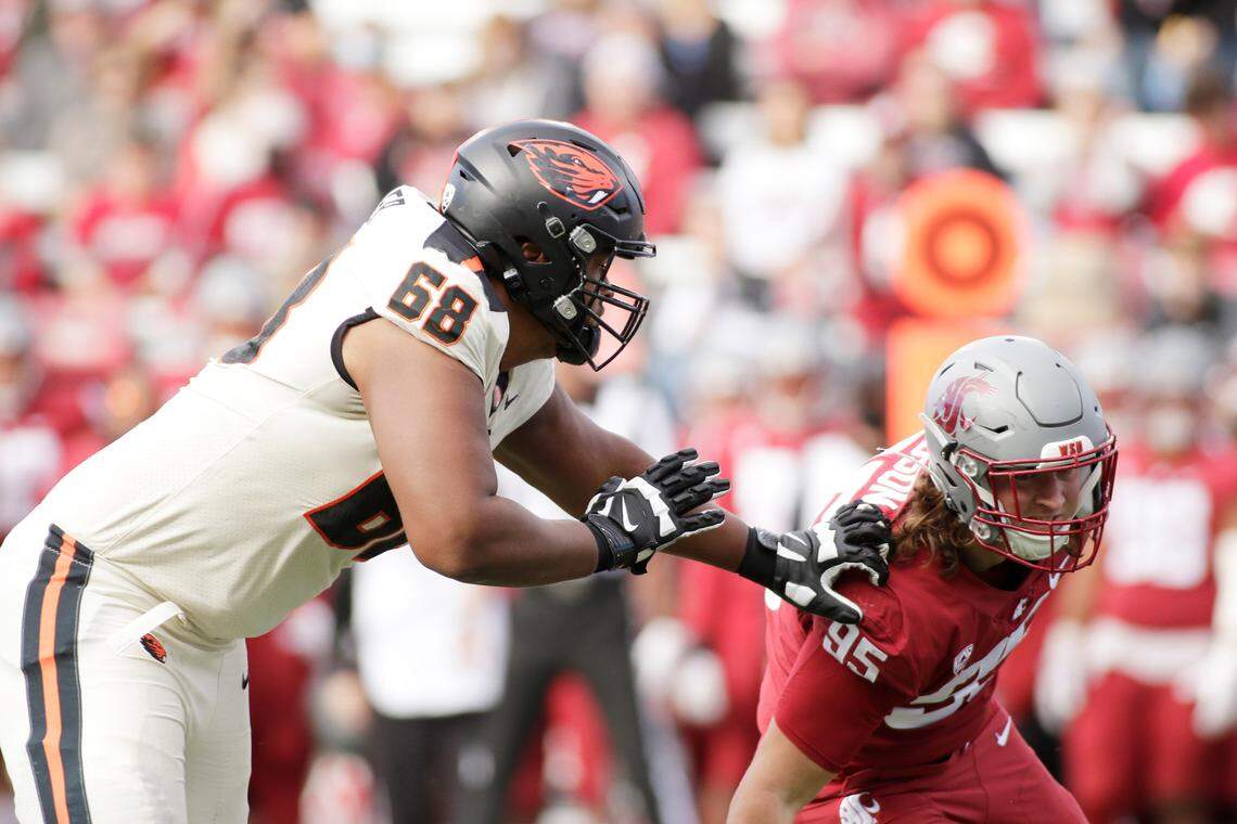 Oregon State offensive lineman Brandon Kipper, left, blocks Washington State defensive end Andrew Edson last season in Pullman, Washington.
