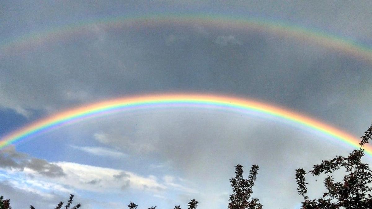 A photograph of Saturday’s rainbow, taken by Twitter user @mattk4441, shows the rows of supernumerary rays below the primary rainbow and the secondary rainbow above.