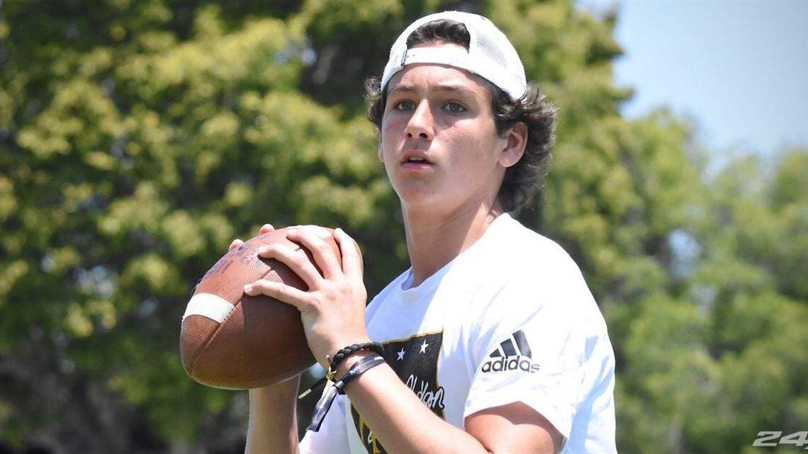 St. John’s Bosco (California) quarterback Katin Houser committed to Boise State on Thursday.