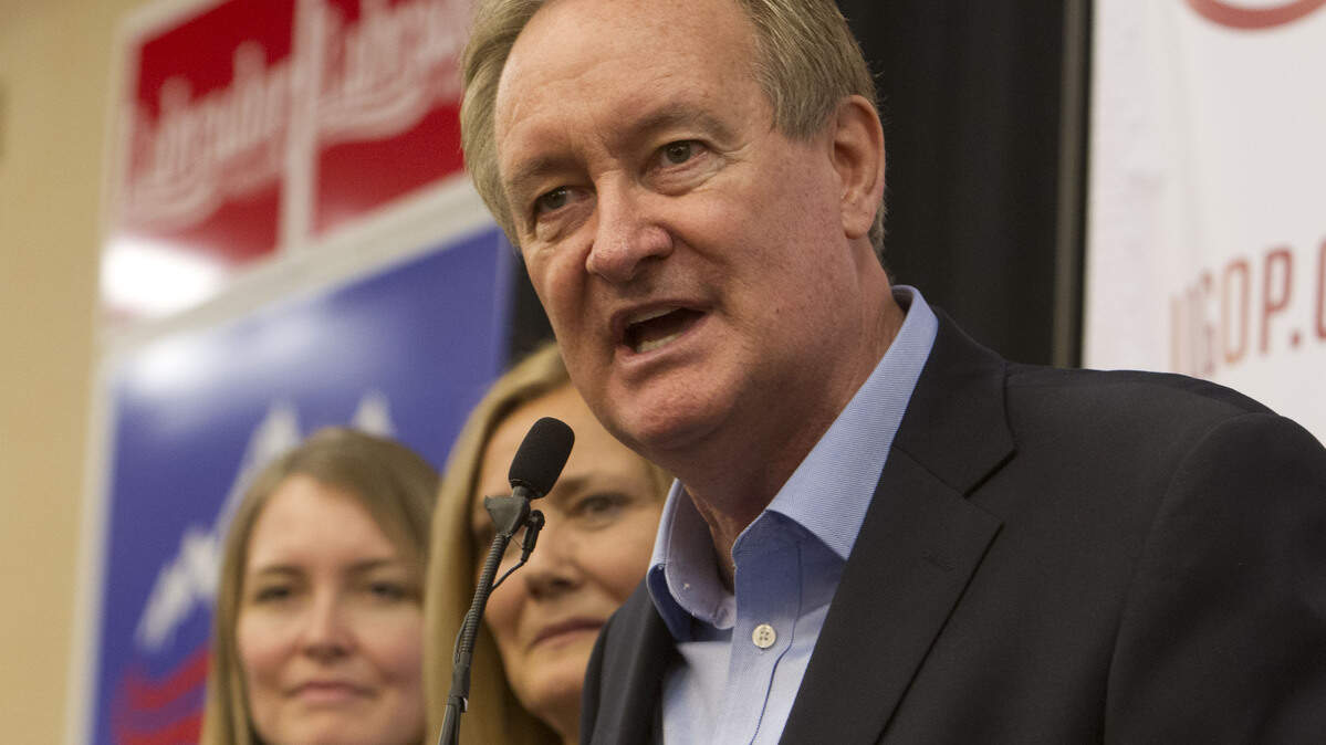 Flanked by his wife, Susan, and daughter, Stephanie, Sen. Mike Crapo gives a victory speech at the Riverside Hotel on Nov. 8, 2016.