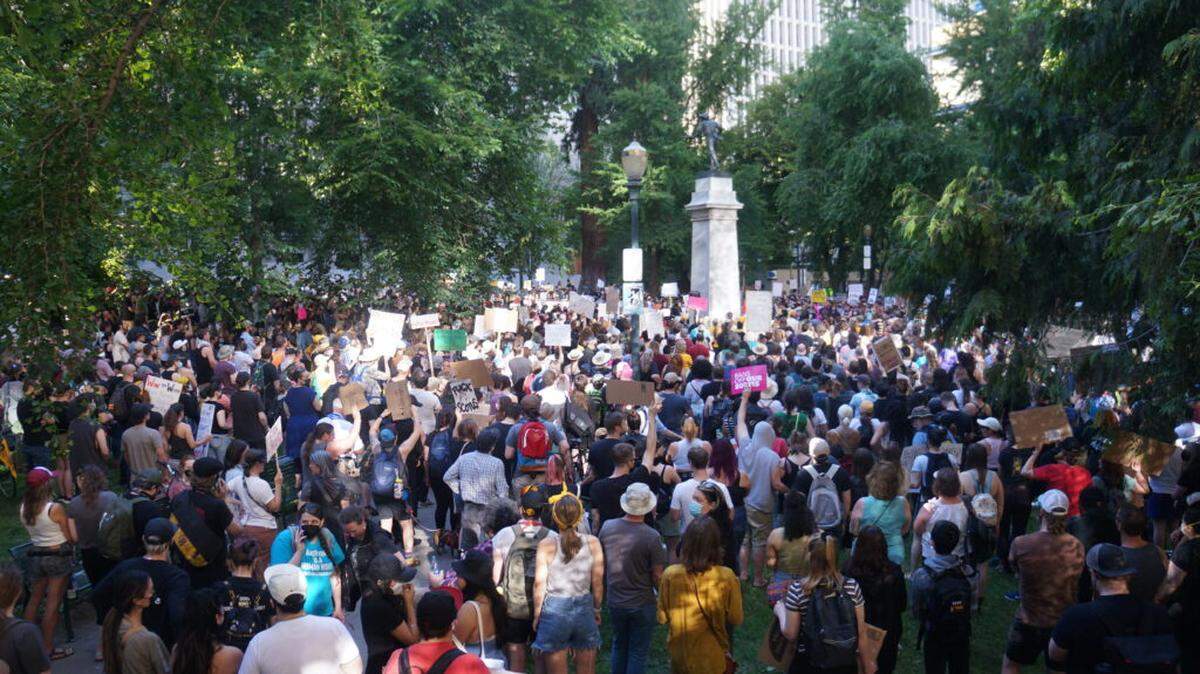 People in Oregon gather outside the Multnomah County Justice Center in Portland to protest the overturning of Roe v. Wade.