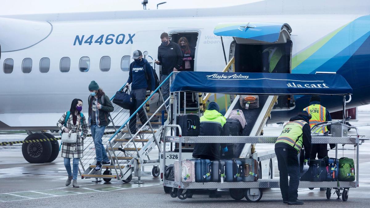 Passengers exit a flight as crews work to unload luggage at the Boise Airport in January 2021. The airport announced it will add a ninth commercial air carrier come August, with daily flights to Las Vegas.