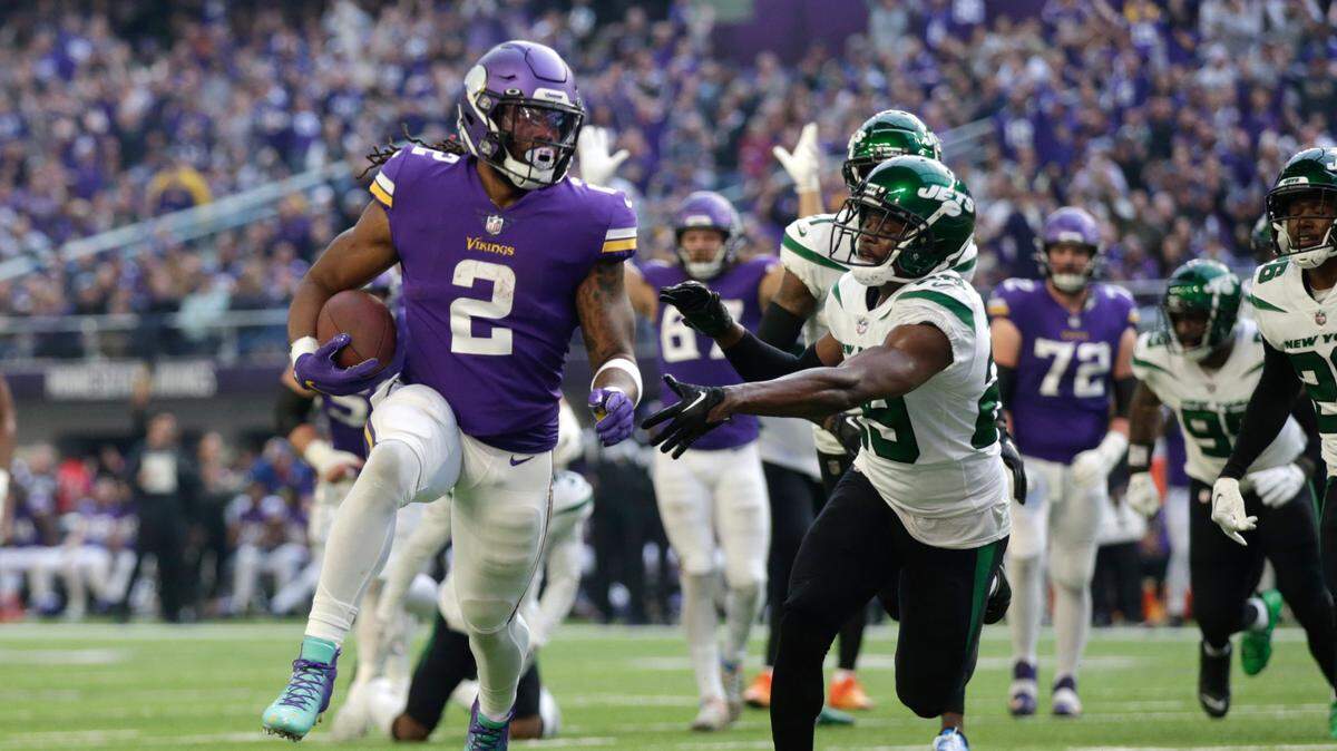 Former Boise State running back Alexander Mattison (2) scores one of his five rushing touchdowns last season. The Minnesota Vikings have agreed to terms on a new contract with Mattison, who has served as Dalvin Cook’s backup the past four seasons.