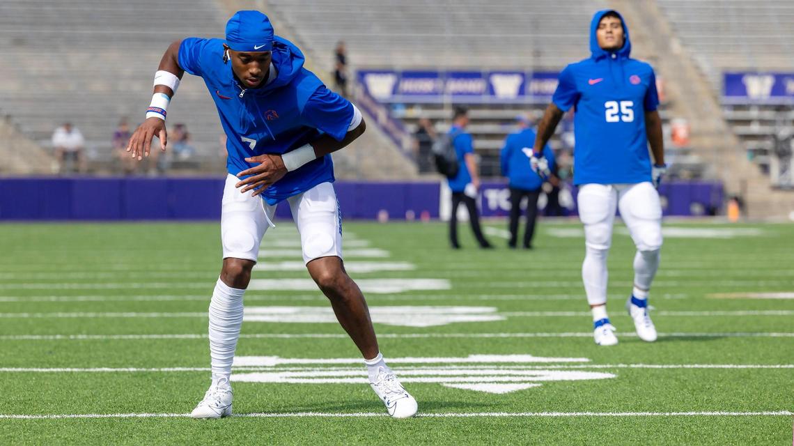 Boise State wide receiver Latrell Caples warms up.