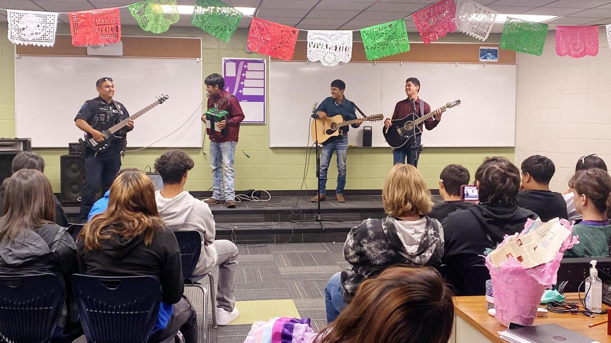 Martínez toca en una banda con estudiantes de la Escuela Secundaria Canyon Springs, una escuela secundaria alternativa del Distrito Escolar de Caldwell. Dijo que la música es una forma de conectarse con los estudiantes.