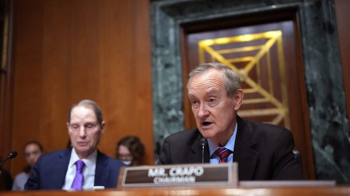 WASHINGTON, DC - SEPTEMBER 04: Senate Finance Committee Chairman Sen. Mike Crapo (R-ID) (R) and Ranking Member Sen. Ron Wyden (D-OR) preside over a hearing with Health and Human Services Secretary Robert Kennedy Jr. at the Dirksen Senate Office Building on September 04, 2025 in Washington, DC. The committee met to hear testimony on President Trump's 2026 health care agenda. (Photo by Andrew Harnik/Getty Images)