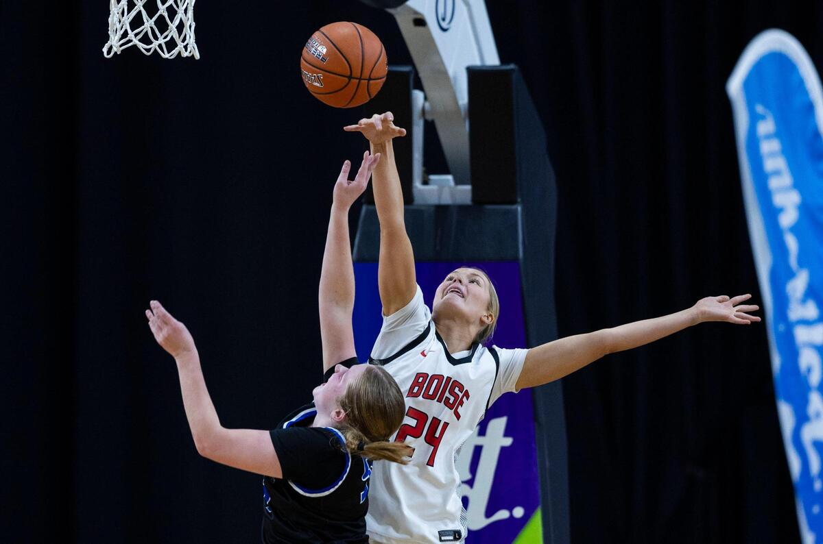 Boise’s Kaity Haan blocks Coeur d’Alene’s Kelsey Carroll at the state tournament last season.
