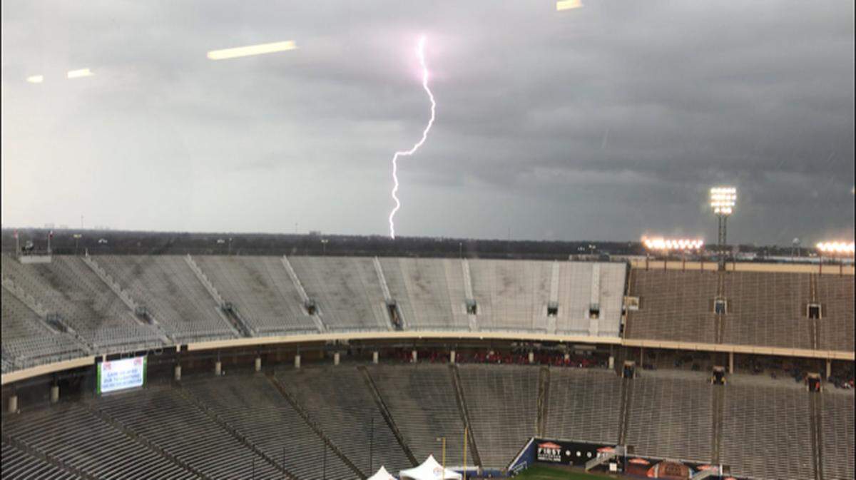 Lightning delayed the First Responder Bowl in the first quarter.