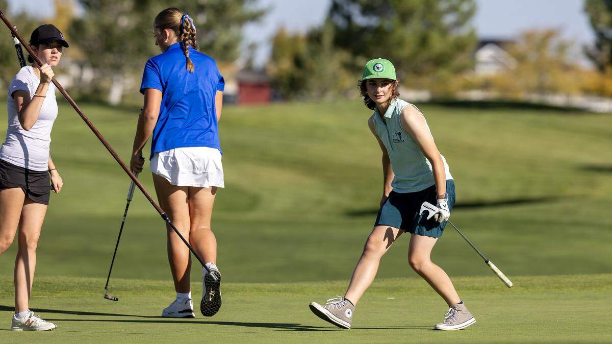 Mountain View's Sara Andus watches her putt during the 6A golf state tournament at RedHawk Golf Course in Nampa, Friday, Oct. 10, 2025.