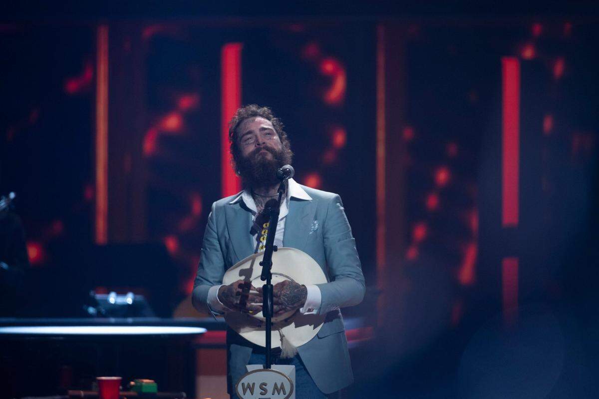 Post Malone looks out to the crowd at the end of his performance at Grand Ole Opry in Nashville , Tenn., Wednesday, Aug. 14, 2024.