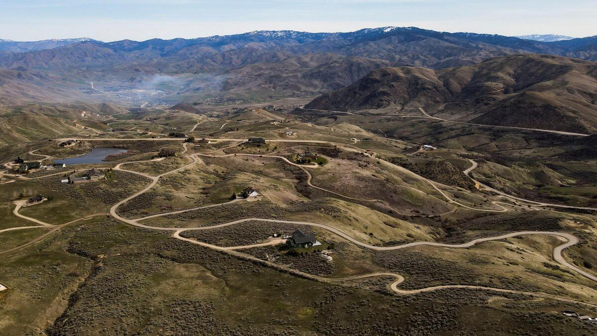 About 20 homes at Summit Ridge Ranch dot the hills just south of Horseshoe Bend where residents enjoy epic vistas, wildlife and a remote lifestyle.