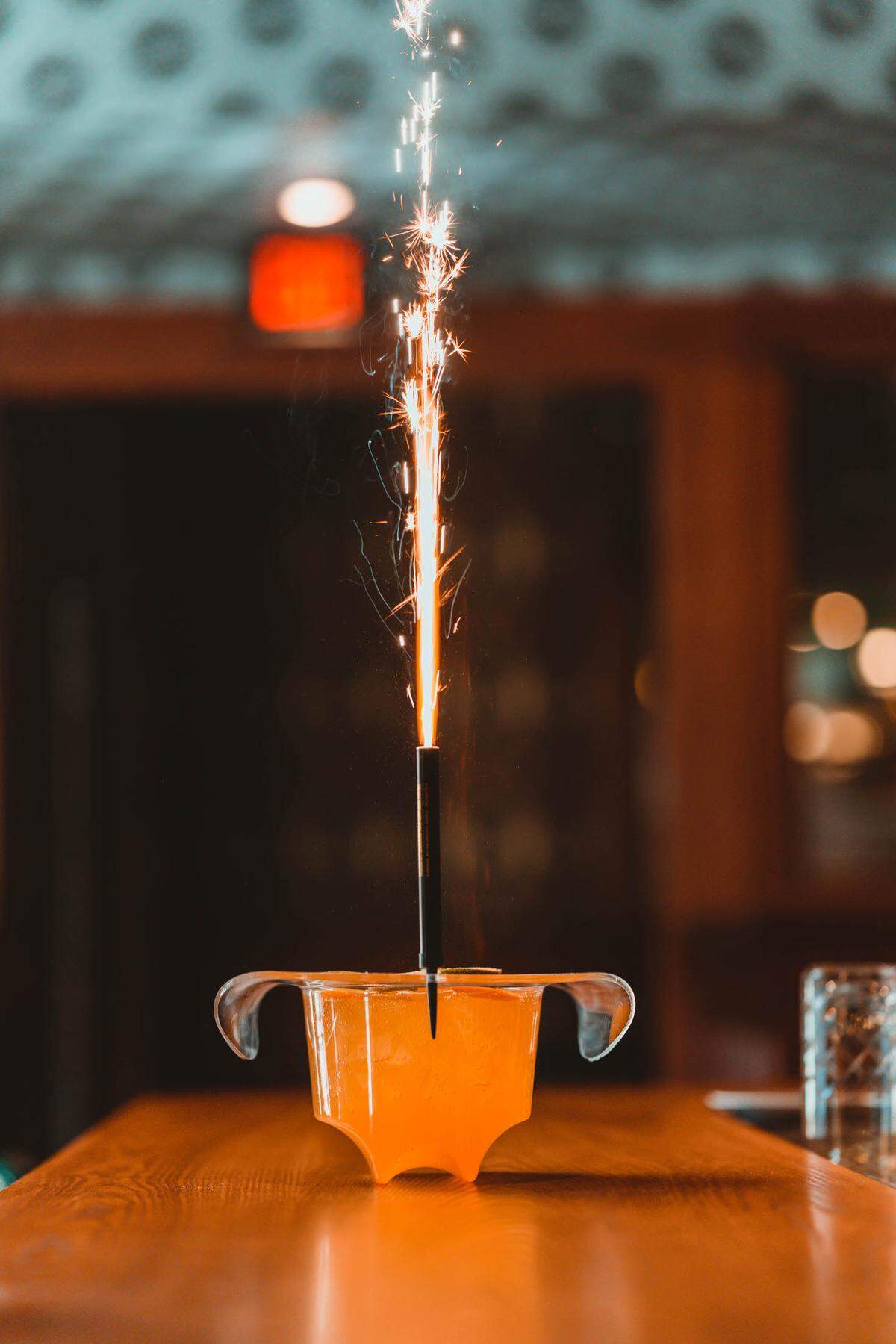 A sparks-shooting party candle ensures that nobody misses out on the spectacle.