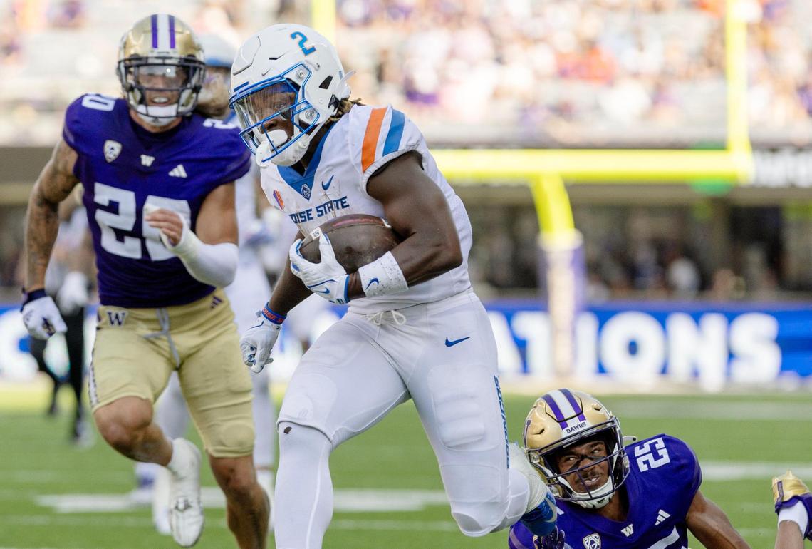 Boise State running back Ashton Jeanty scores a touchdown after breaking a couple of tackles on a screen pass in the third quarter.