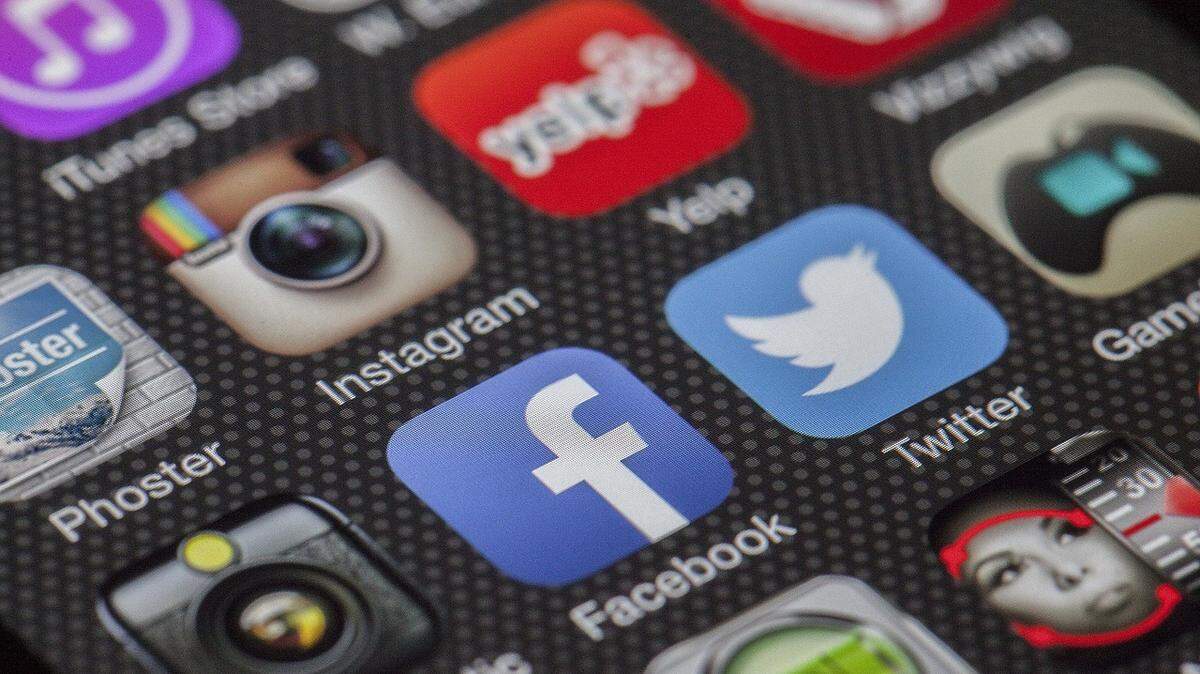 stock, generic, social media, iPhone