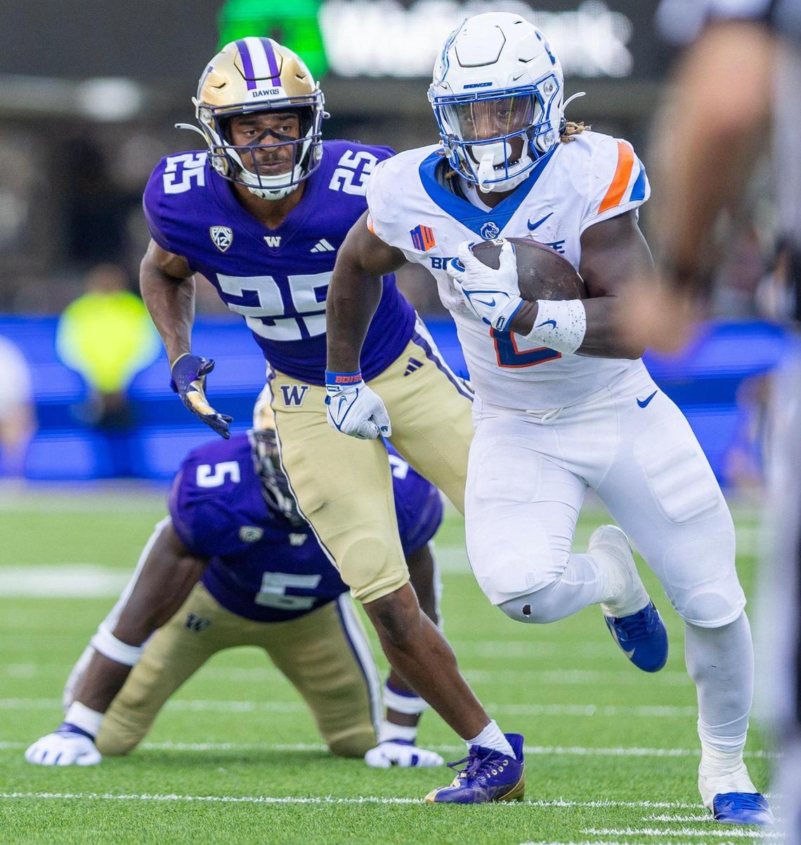 Boise State running back Ashton Jeanty takes off in the third quarter.