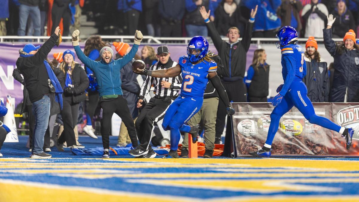 Boise State running back Ashton Jeanty scores a touchdown against UNLV in the second quarter of the Mountain West Championship.