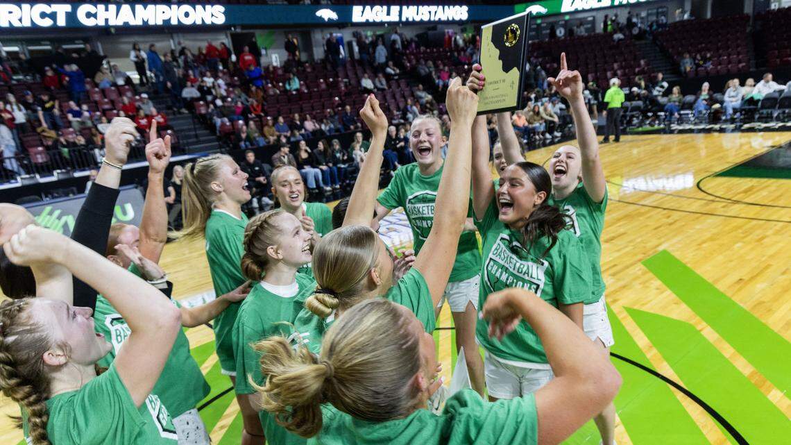 Eagle cruises to 6A girls basketball district title, just misses historic feat