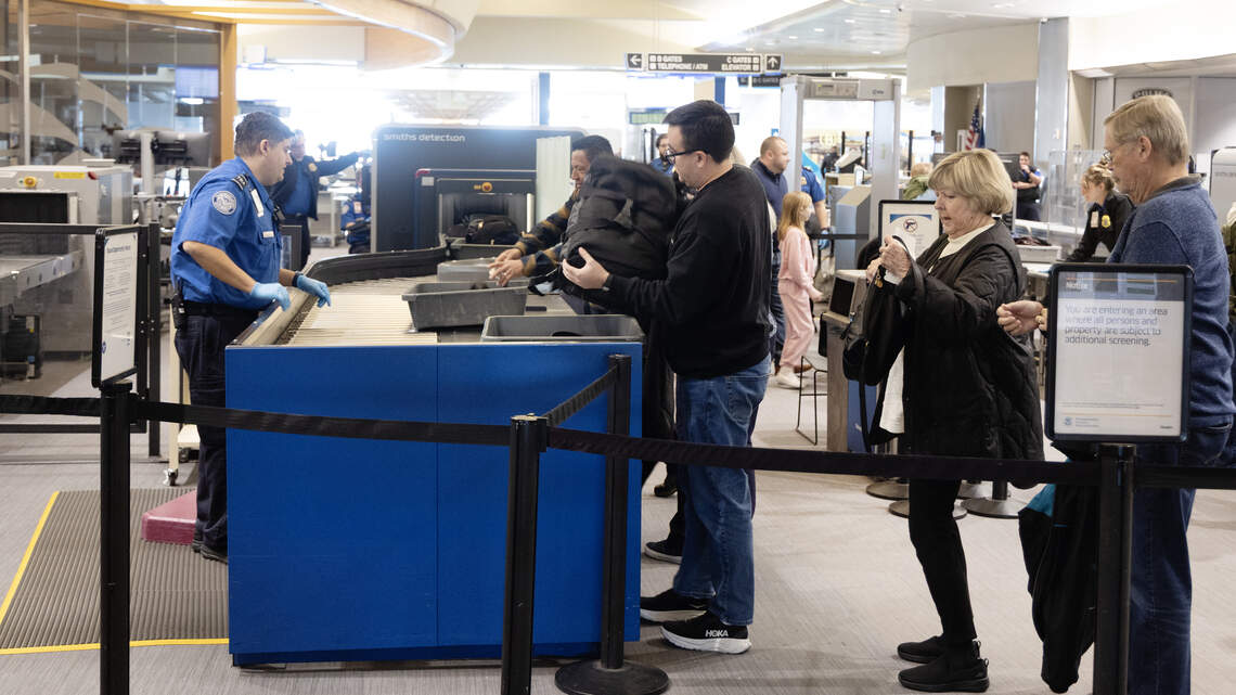 Disabled plane on runway causes delays, diverted flights at Boise Airport
