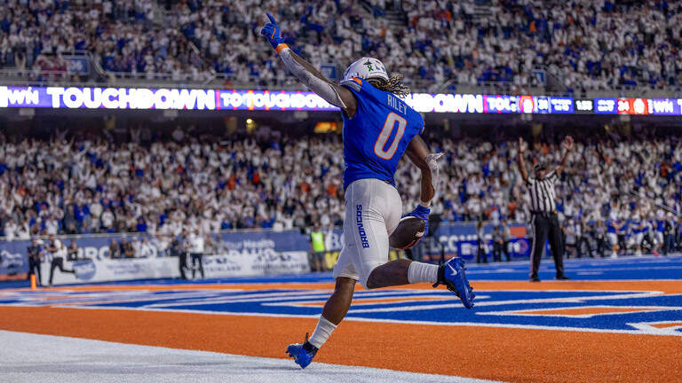 PHOTOS: Boise State survives South Dakota 38-24