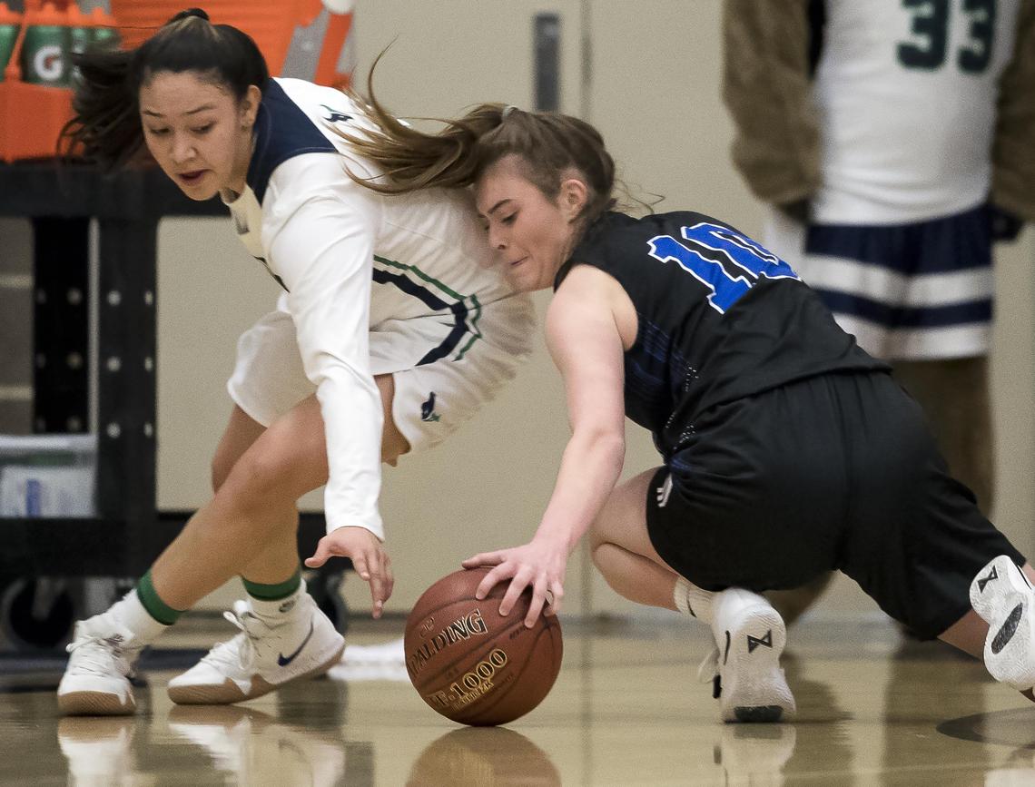 Mountain View junior Laila Saenz and Timberline’s Allison Young battle for a loose ball Jan. 10 at Mountain View High.