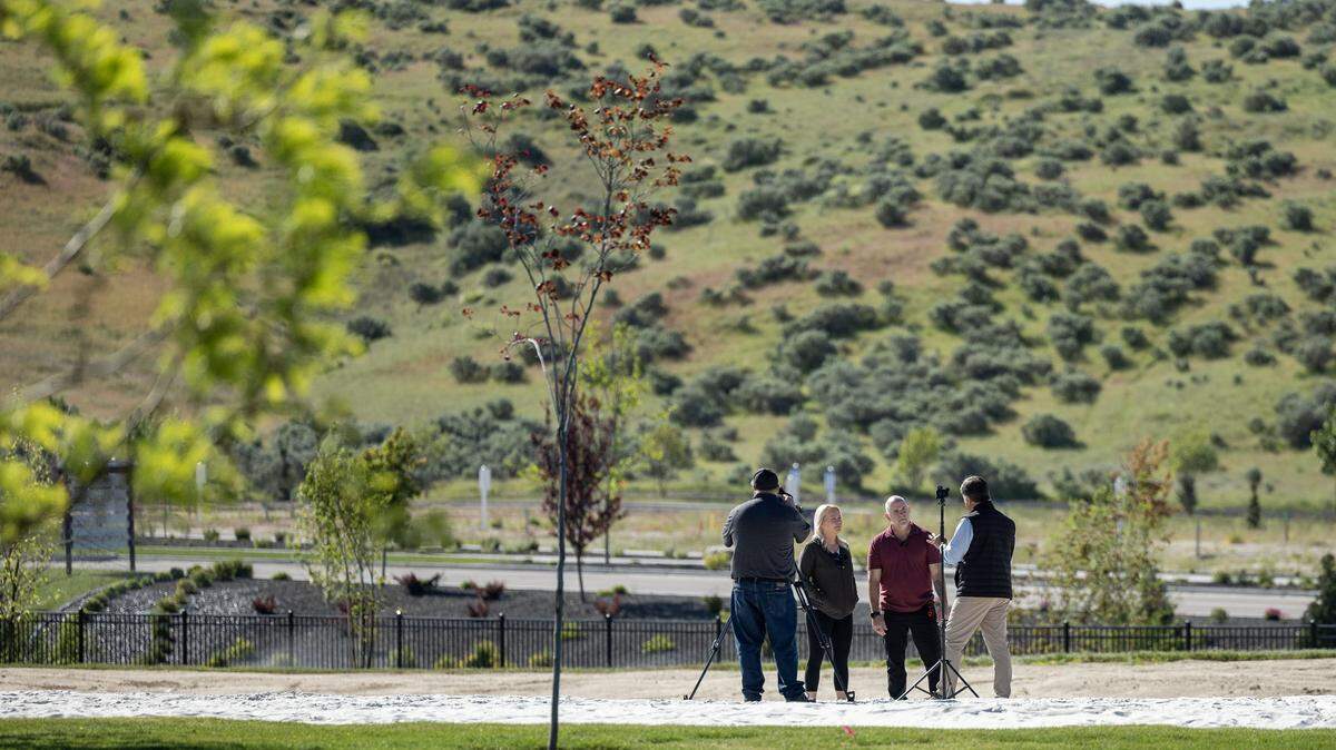 Television reporter Don Nelson meets with residents at Valnova, a new planned community in the foothills north of Eagle.