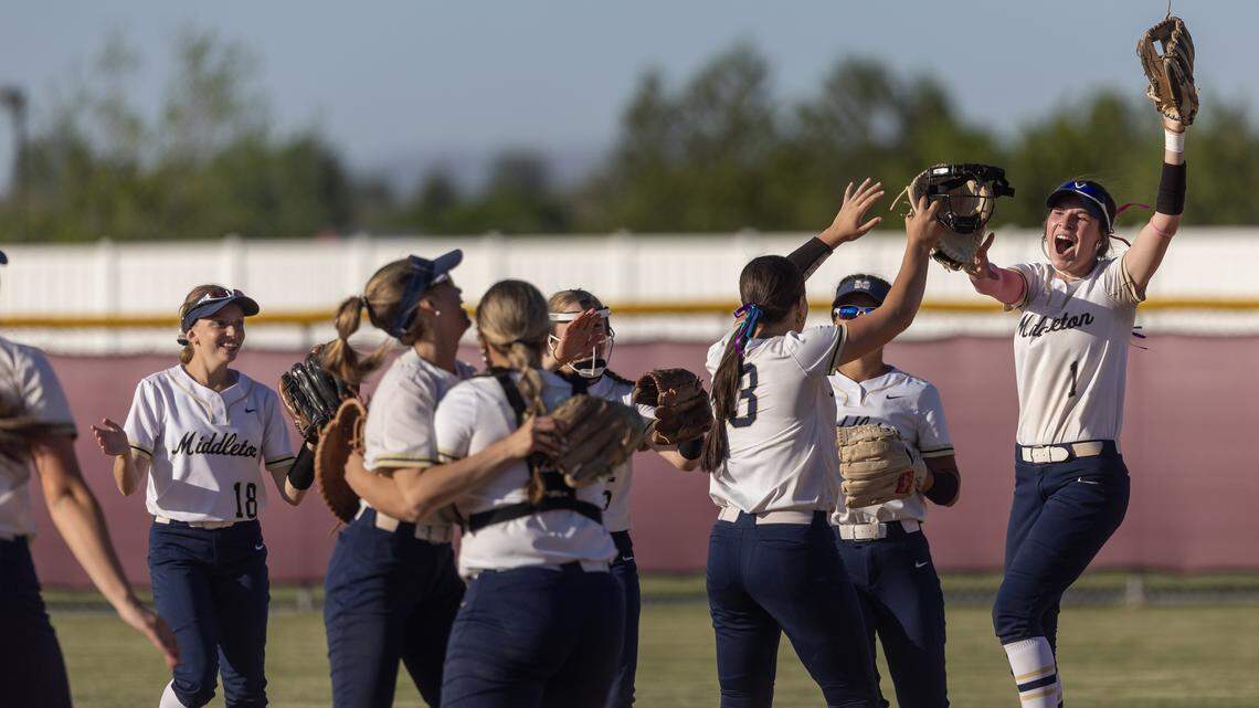 Middleton softball explodes for 4 home runs, 15 hits to capture district title