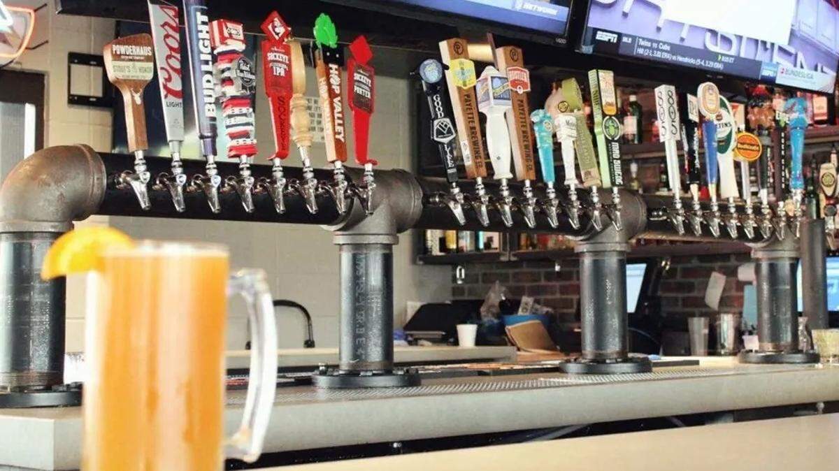 Buster’s Sports Bar & Grill had plenty of cold beers and TVs.