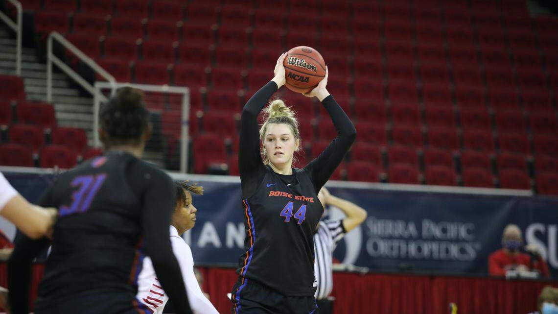 Boise State’s Mallory McGwire scored a career-high 26 points, but the Broncos fell 67-64 to Fresno State on Saturday afternoon at Save Mart Center in Fresno, California.