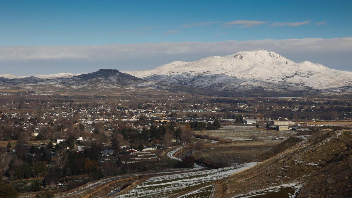 Squaw Butte, at an altitude of 6,740 feet towes over Emmett from the north. Little Butte, with its flat top, is to the left of Squaw Butte.