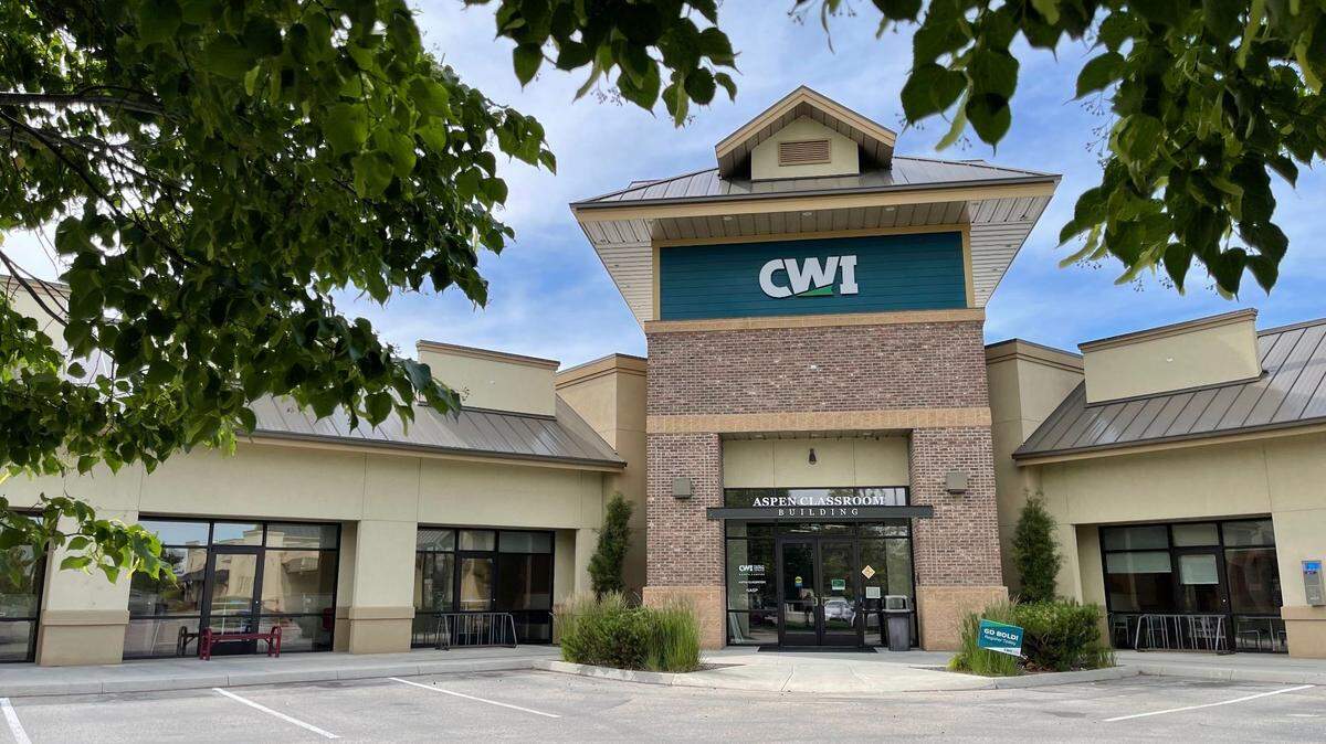 Idaho’s community colleges, such as the Treasure Valley’s College of Western Idaho, should start offering four-year degrees, according to retired Boise State University president Bob Kustra.